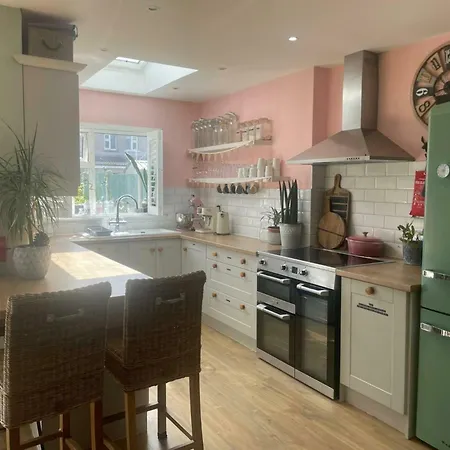 Stylish & Spacious Family On Edge Of Cork
