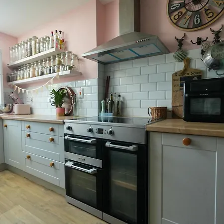 Stylish & Spacious Family On Edge Of * Cork