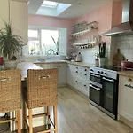 Stylish & Spacious Family On Edge Of Κορκ
