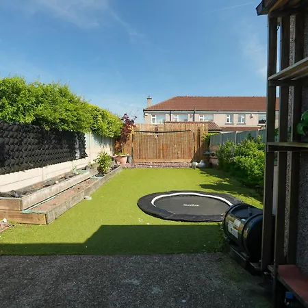 Stylish & Spacious Family On Edge Of