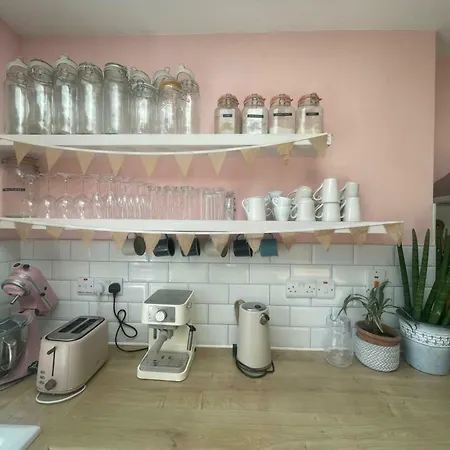 Stylish & Spacious Family On Edge Of