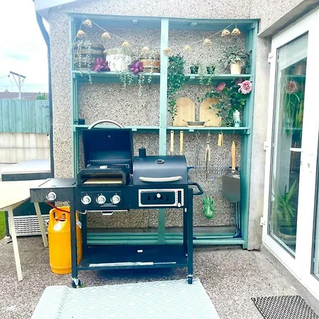 Stylish & Spacious Family On Edge Of